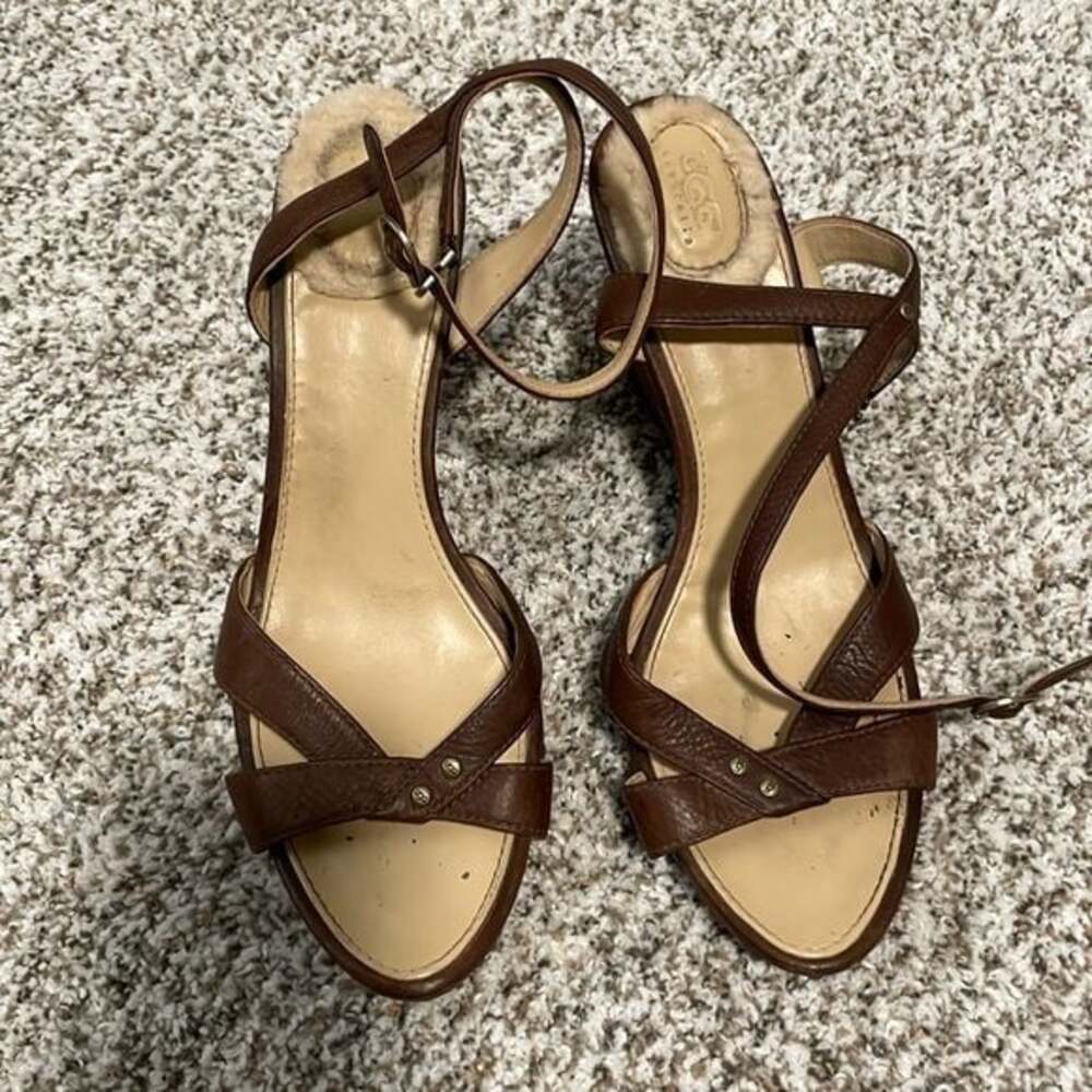 UGG Rochelle Platform Sandals